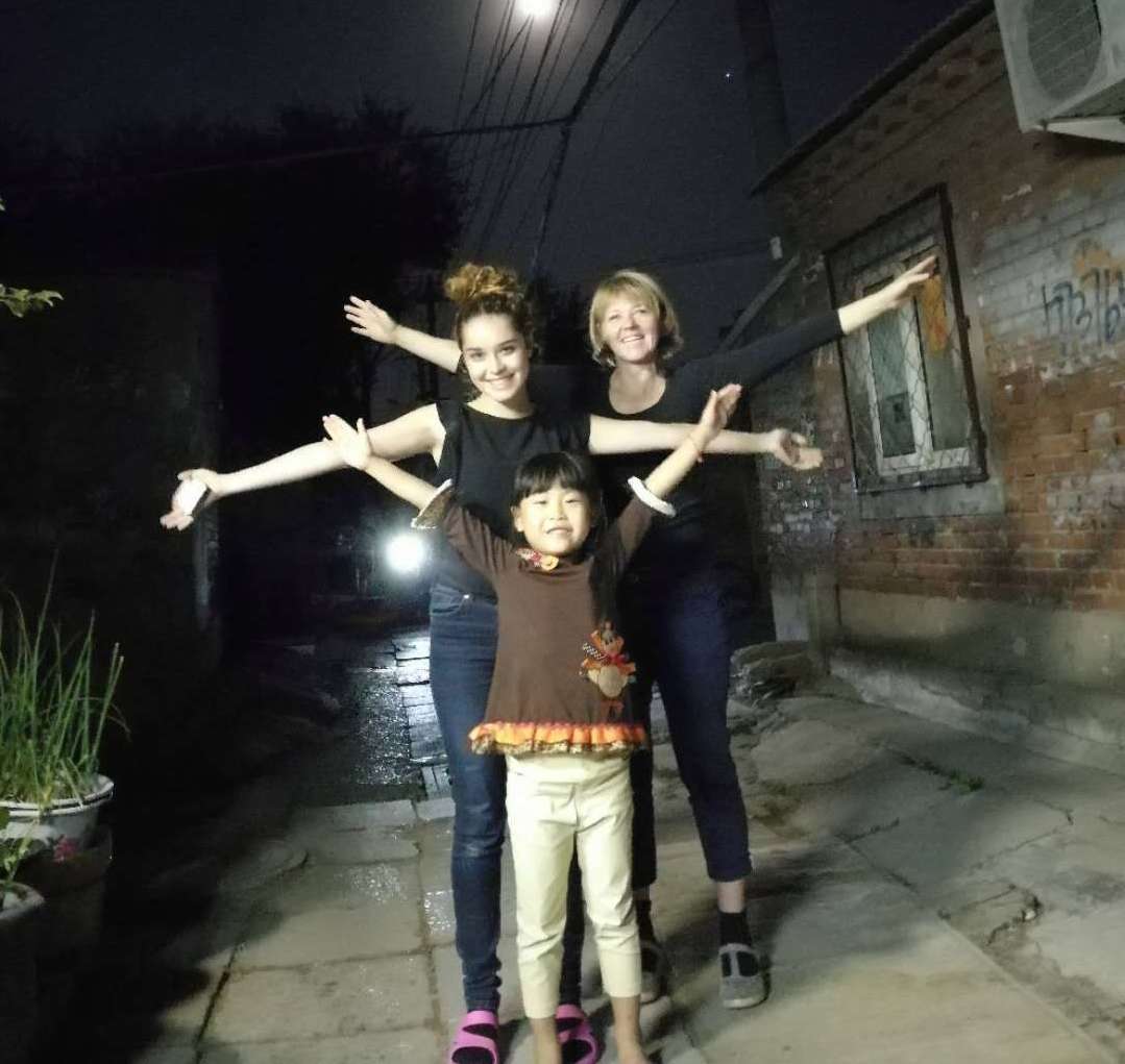 Lenka & Tereza with their homestay sister Xiaoyu